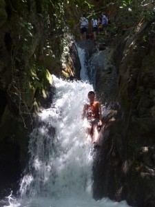 Flusswanderung mit natürlichen Wasserrutschen