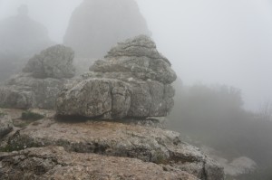 Wanderung bei Nebel im El Torcal mit bizarren Felsformationen