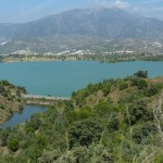 Die Wanderung zum Viñuela See bietet atemberaubende Blicke in die Axarquia