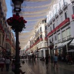 Haupteinkaufsstrasse in Malaga - im Sommer wird mit Tüchern für Schatten gesorgt